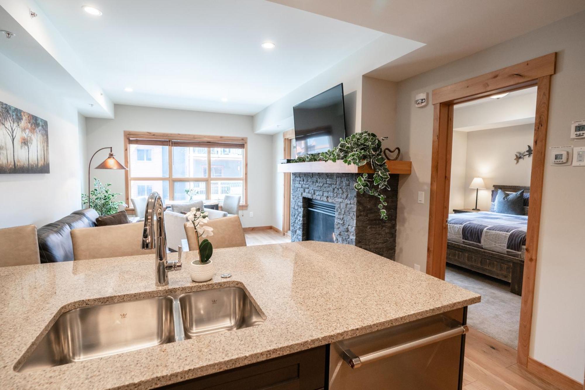 Spring Creek Luxury King One Bedroom At White Spruce Lodge Canmore Ngoại thất bức ảnh