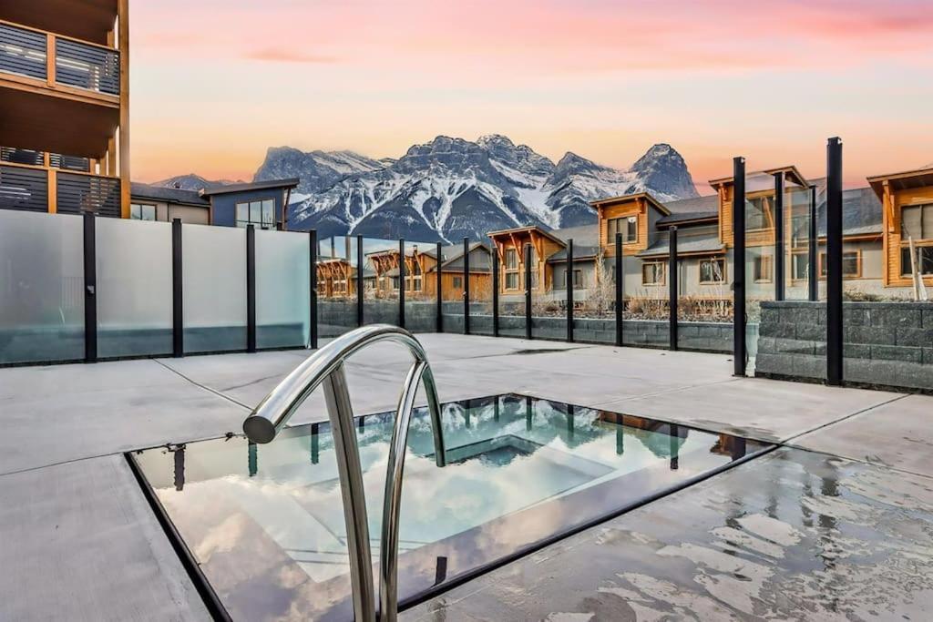 Spring Creek Luxury King One Bedroom At White Spruce Lodge Canmore Ngoại thất bức ảnh