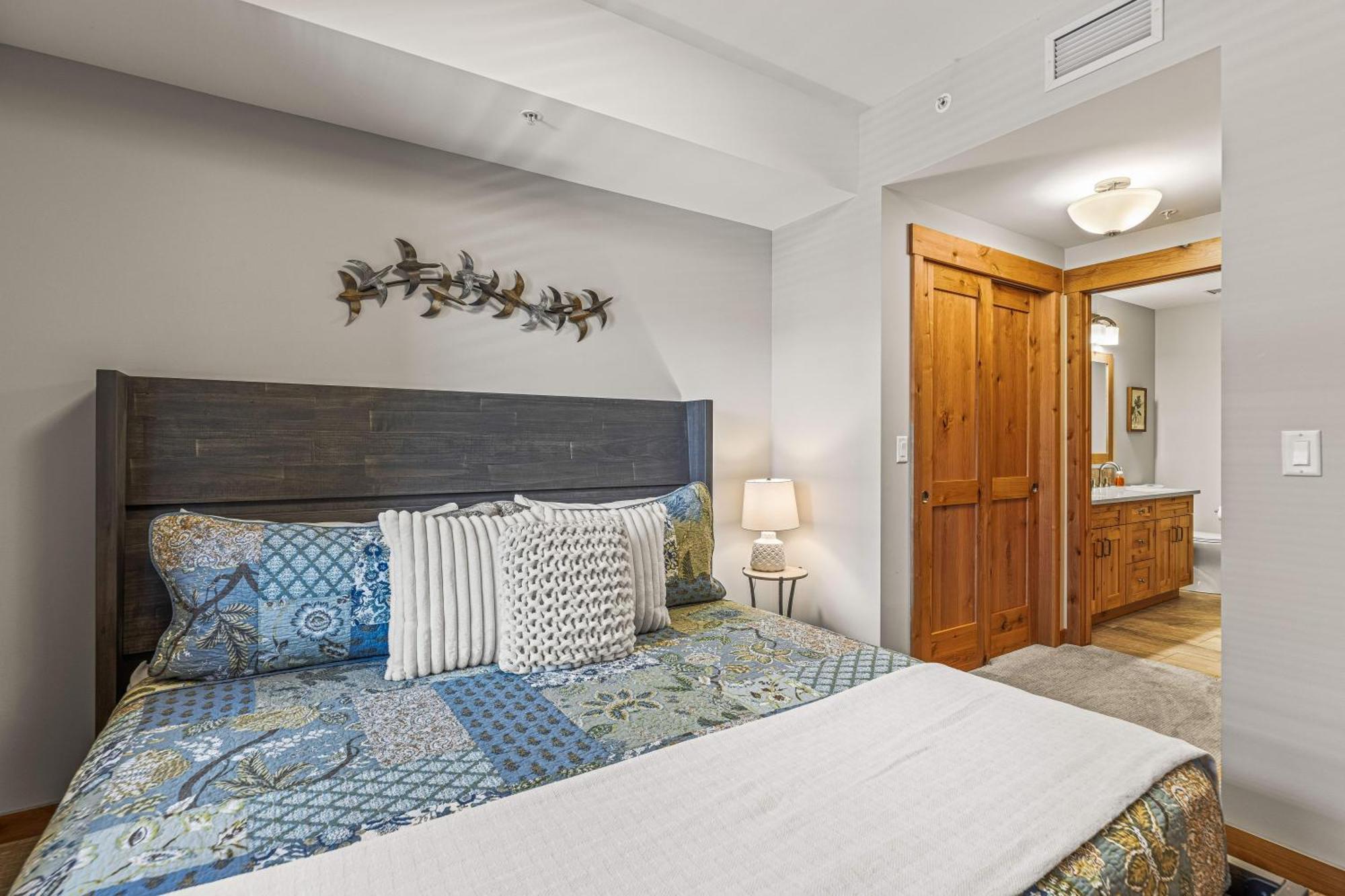 Spring Creek Luxury King One Bedroom At White Spruce Lodge Canmore Ngoại thất bức ảnh