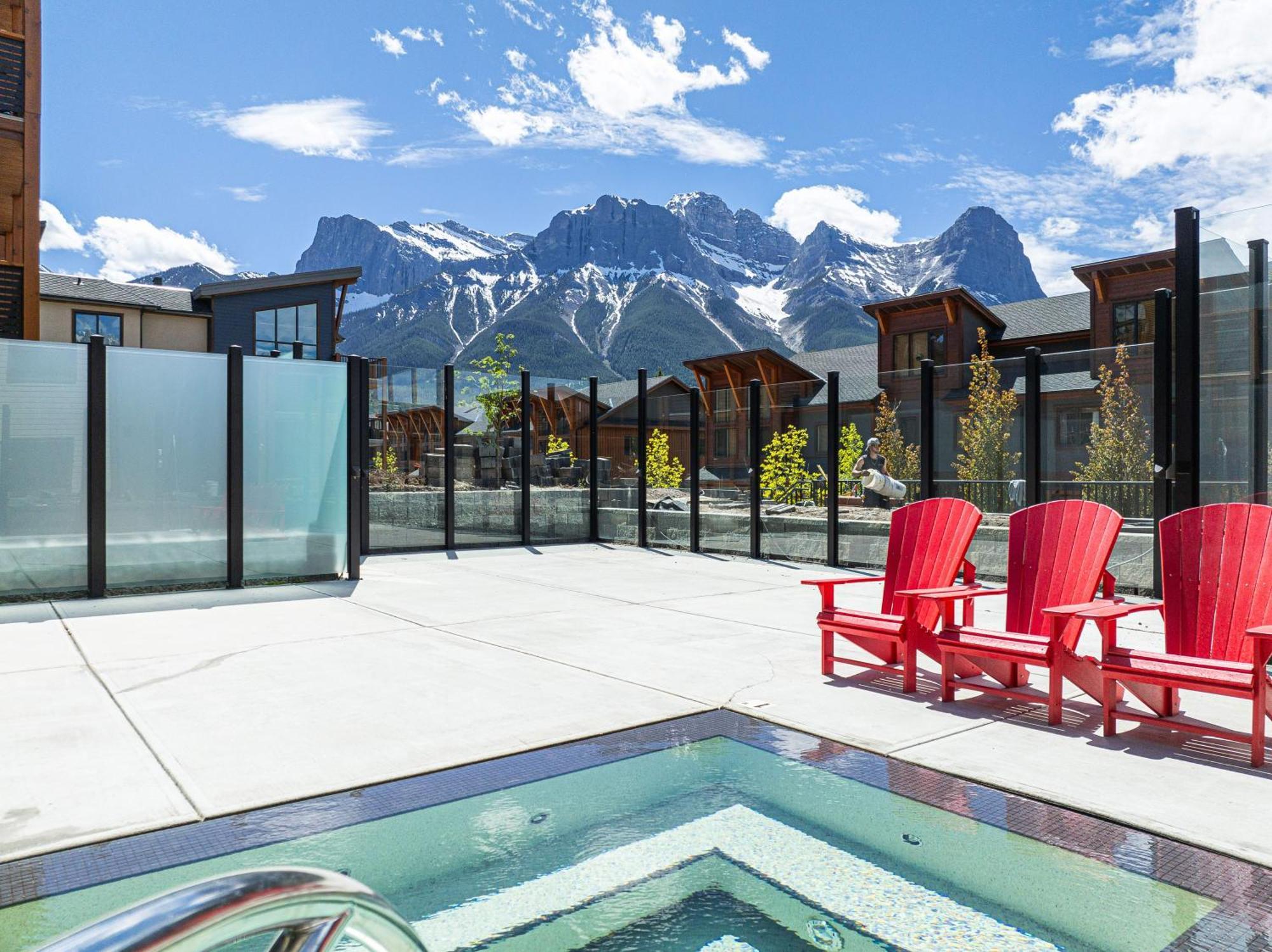 Spring Creek Luxury King One Bedroom At White Spruce Lodge Canmore Ngoại thất bức ảnh
