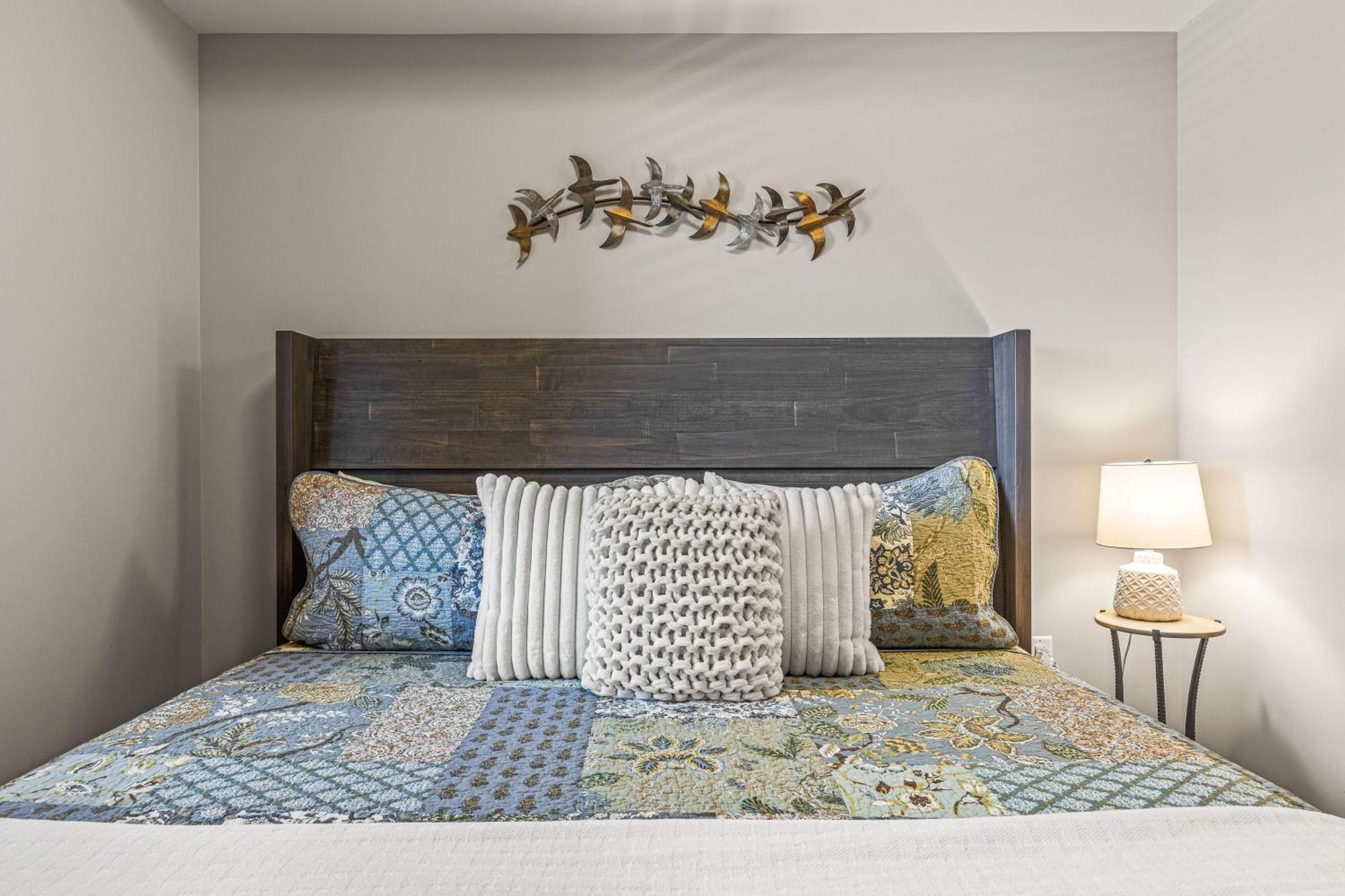 Spring Creek Luxury King One Bedroom At White Spruce Lodge Canmore Ngoại thất bức ảnh