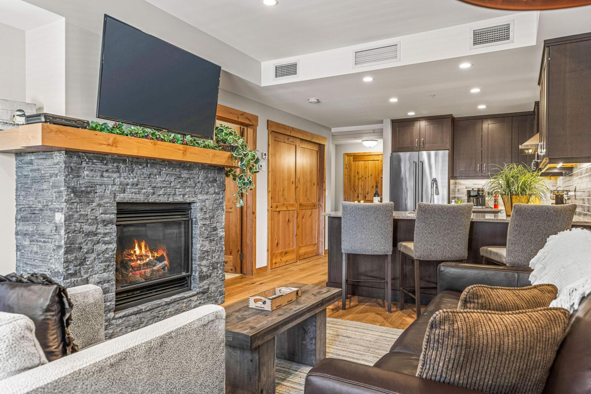 Spring Creek Luxury King One Bedroom At White Spruce Lodge Canmore Ngoại thất bức ảnh