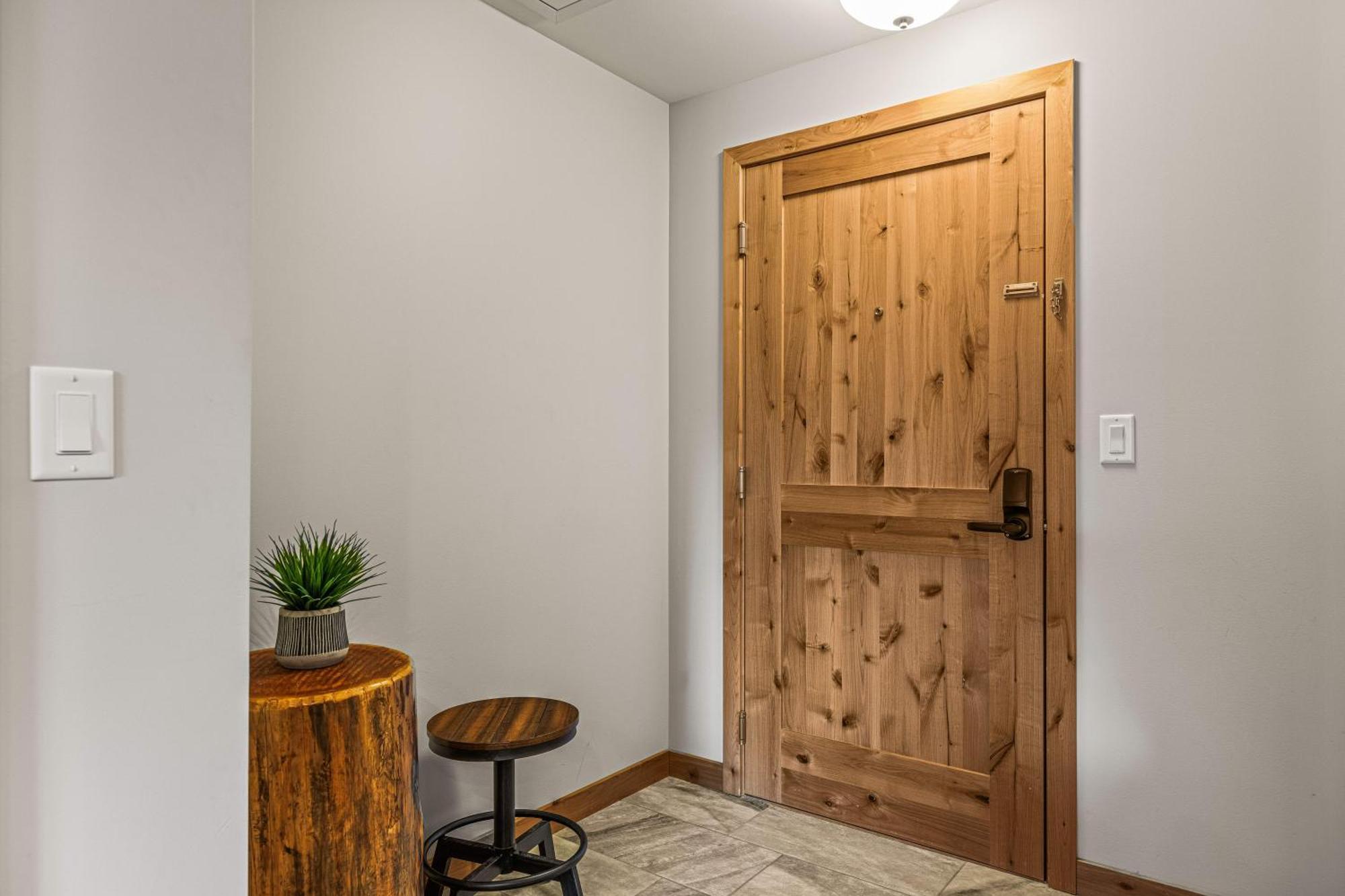 Spring Creek Luxury King One Bedroom At White Spruce Lodge Canmore Ngoại thất bức ảnh