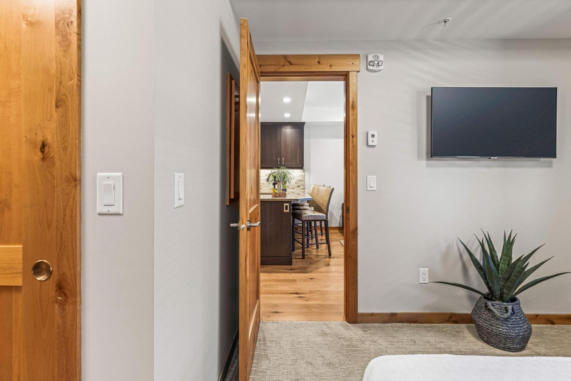 Spring Creek Luxury King One Bedroom At White Spruce Lodge Canmore Ngoại thất bức ảnh