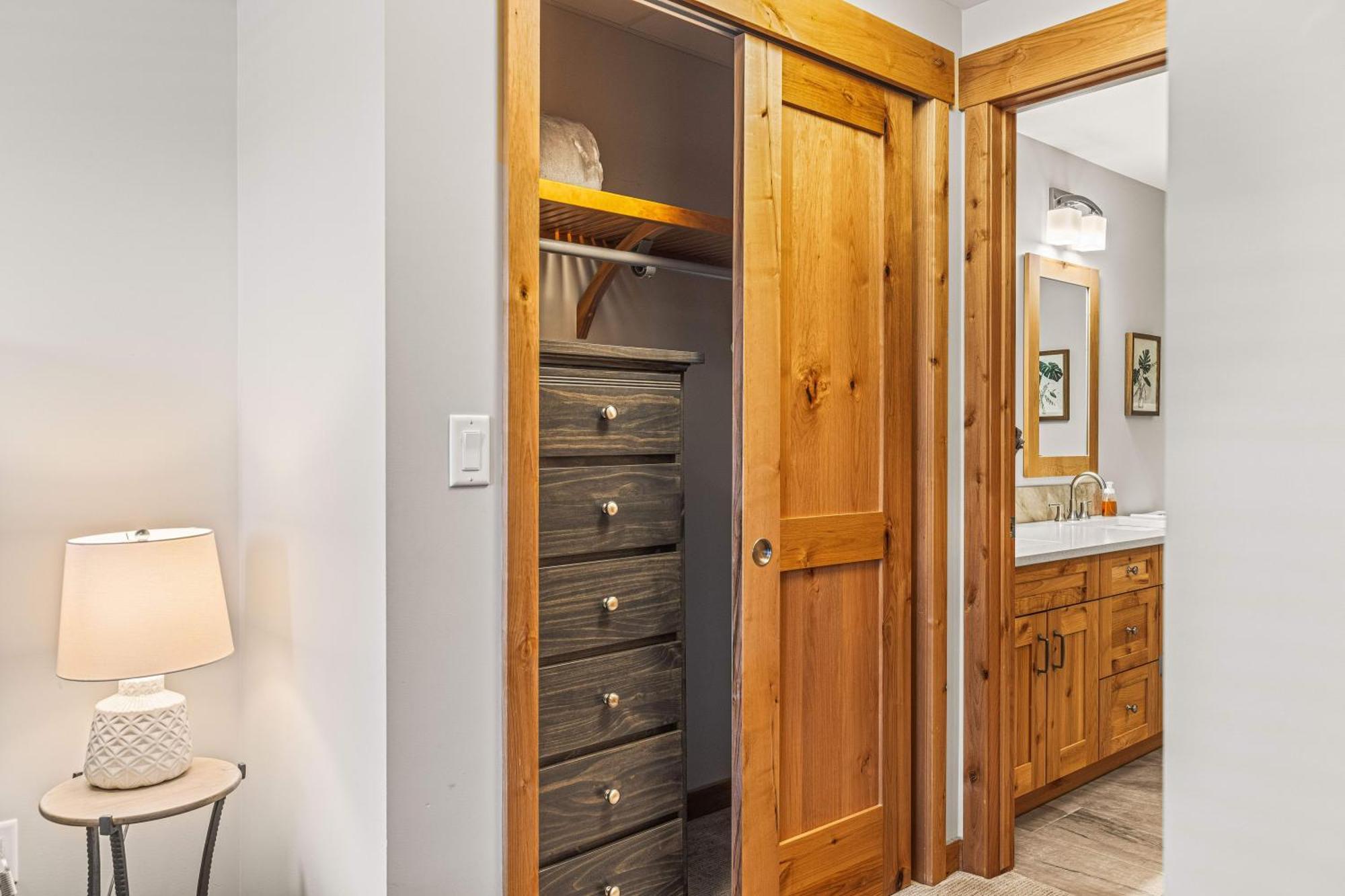 Spring Creek Luxury King One Bedroom At White Spruce Lodge Canmore Ngoại thất bức ảnh