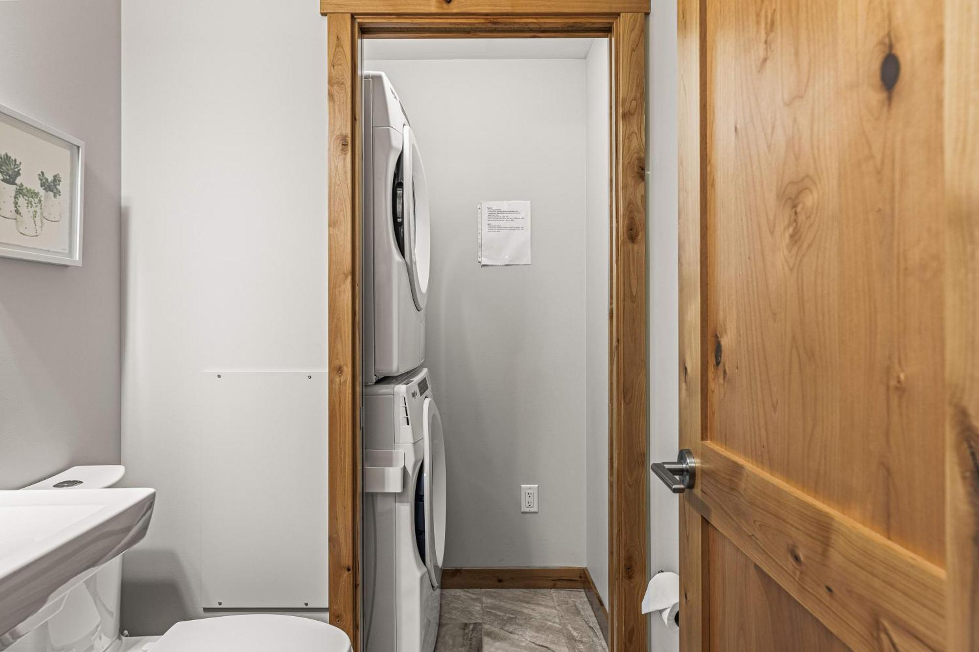 Spring Creek Luxury King One Bedroom At White Spruce Lodge Canmore Ngoại thất bức ảnh