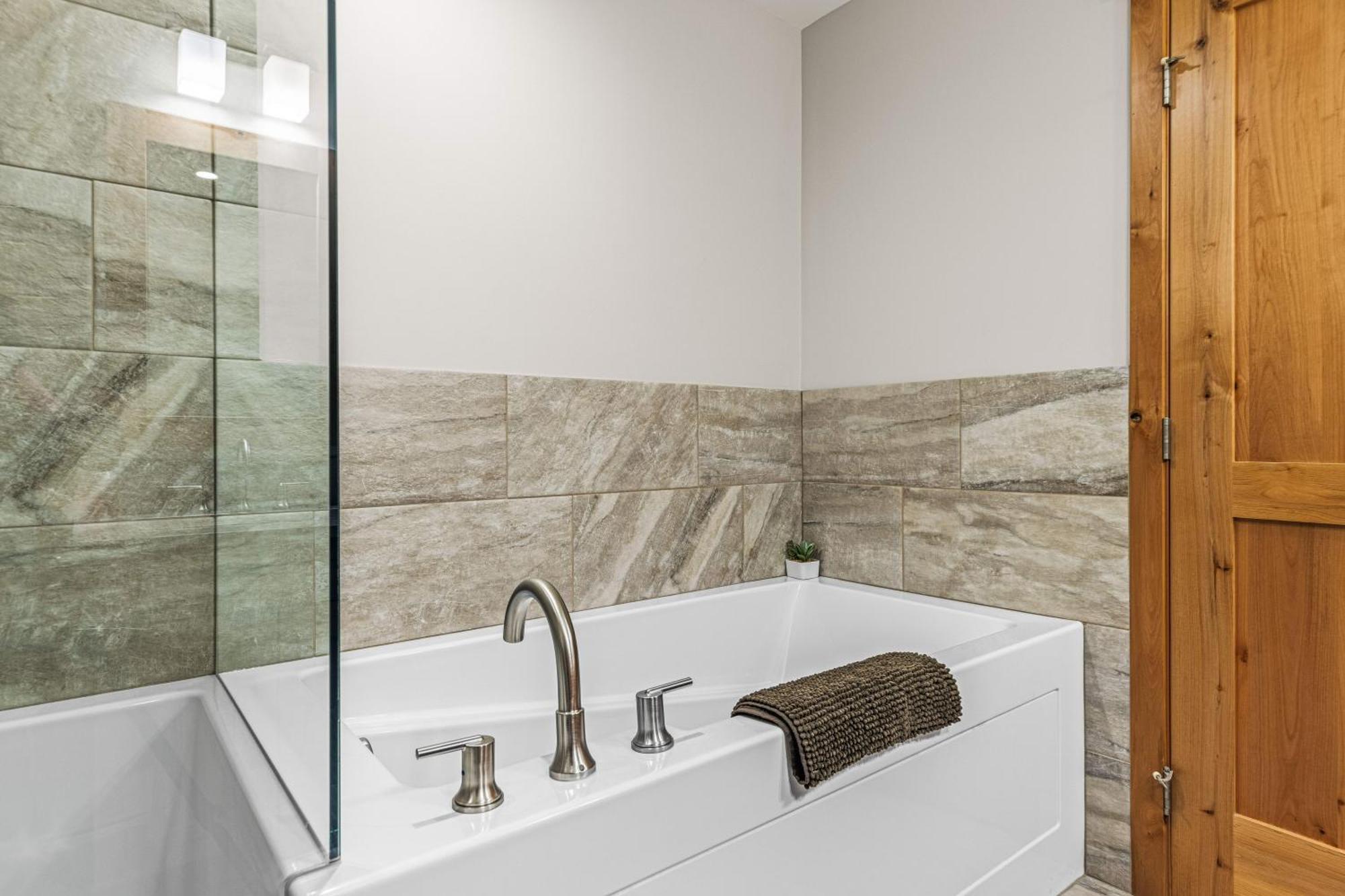 Spring Creek Luxury King One Bedroom At White Spruce Lodge Canmore Ngoại thất bức ảnh