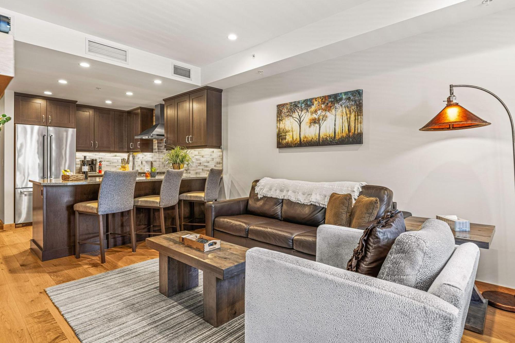 Spring Creek Luxury King One Bedroom At White Spruce Lodge Canmore Ngoại thất bức ảnh