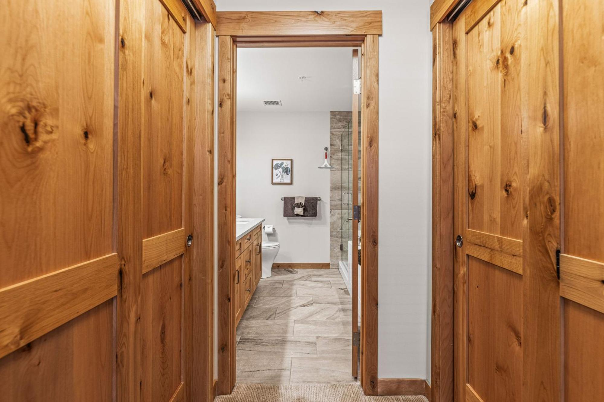 Spring Creek Luxury King One Bedroom At White Spruce Lodge Canmore Ngoại thất bức ảnh