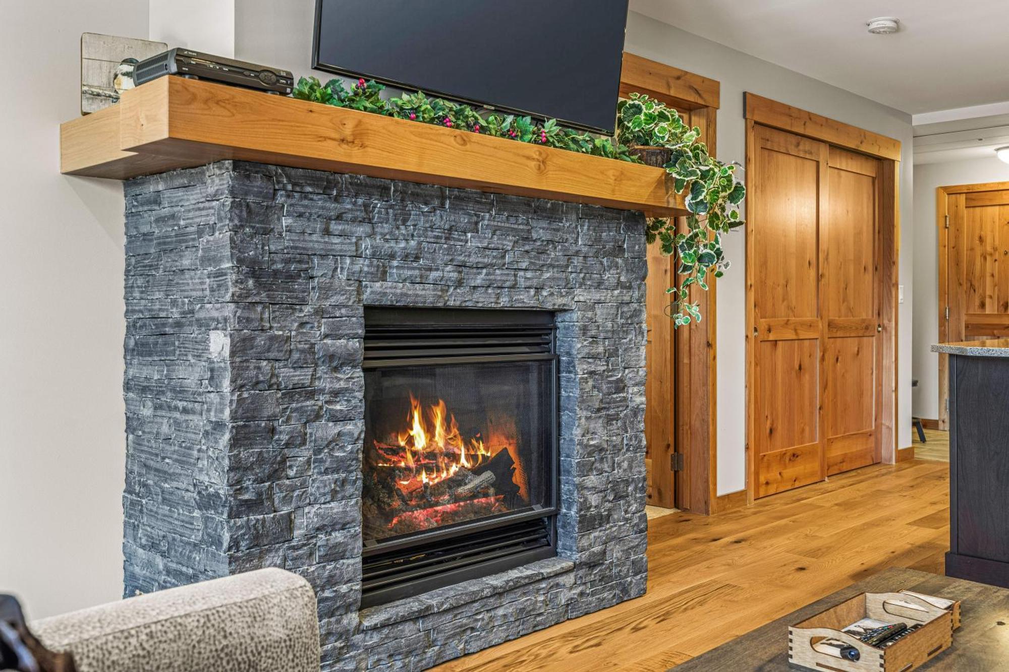 Spring Creek Luxury King One Bedroom At White Spruce Lodge Canmore Ngoại thất bức ảnh