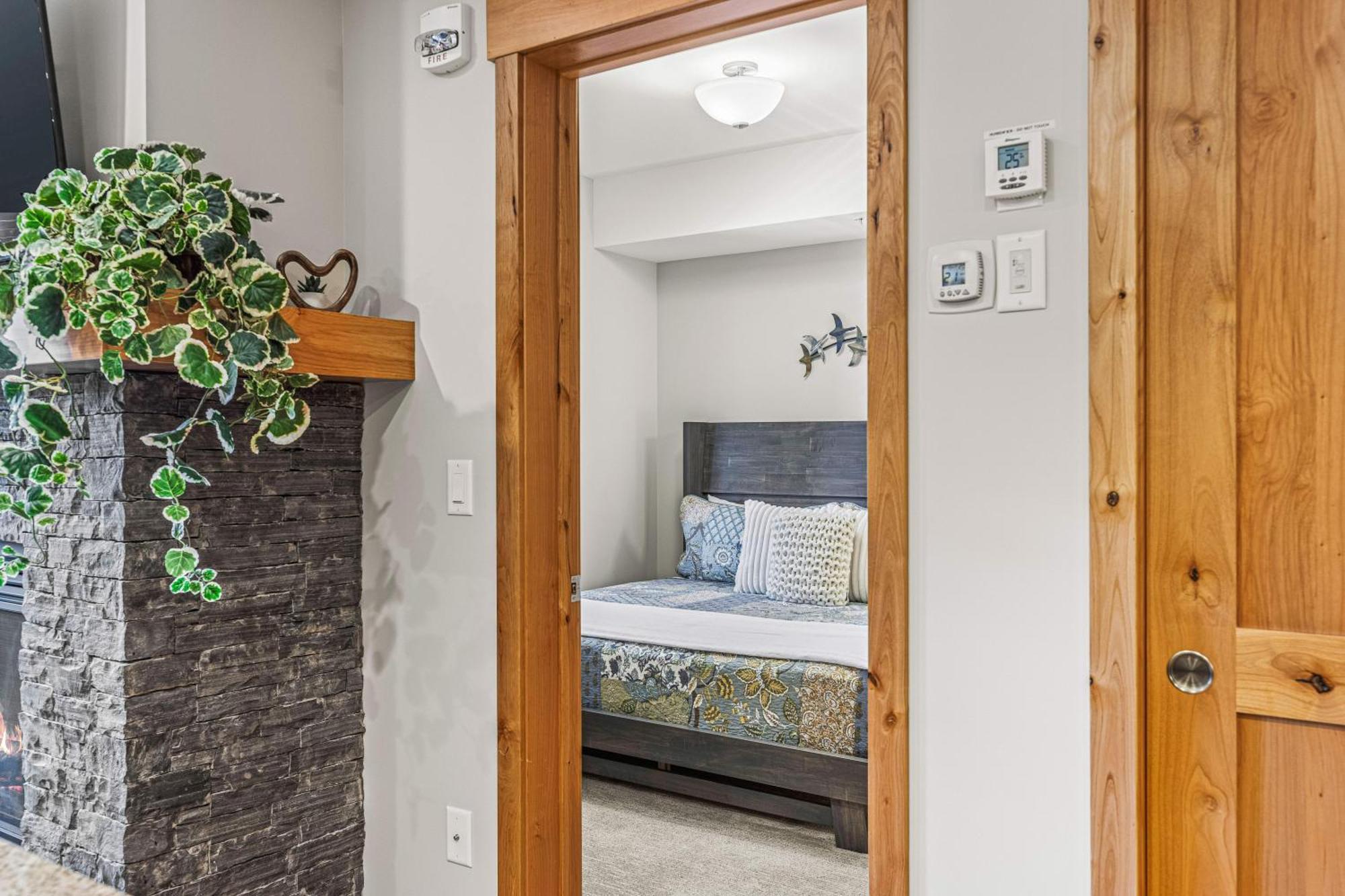 Spring Creek Luxury King One Bedroom At White Spruce Lodge Canmore Ngoại thất bức ảnh