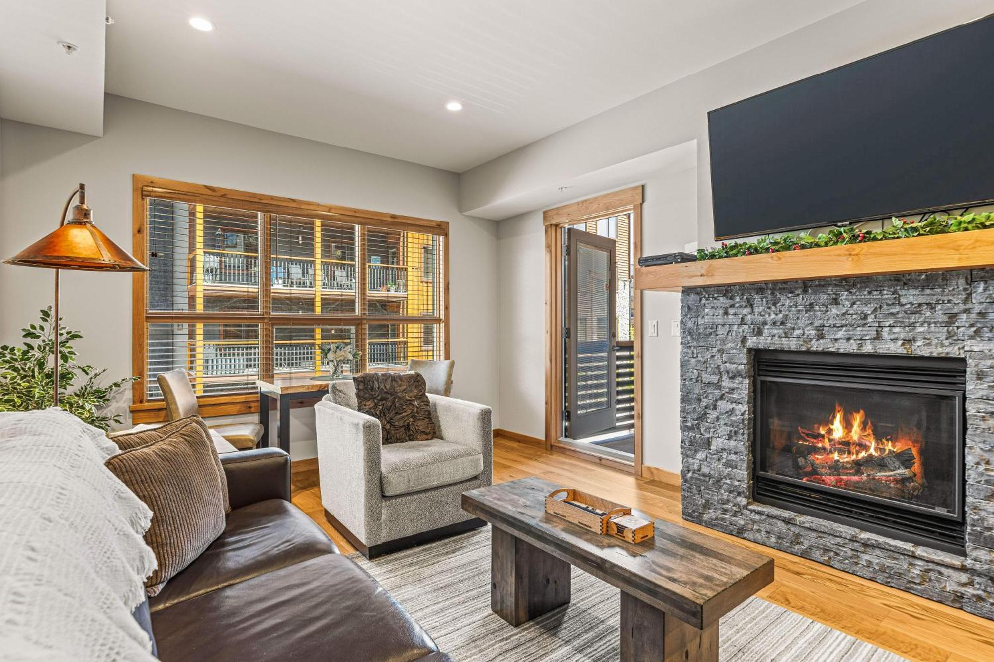 Spring Creek Luxury King One Bedroom At White Spruce Lodge Canmore Ngoại thất bức ảnh