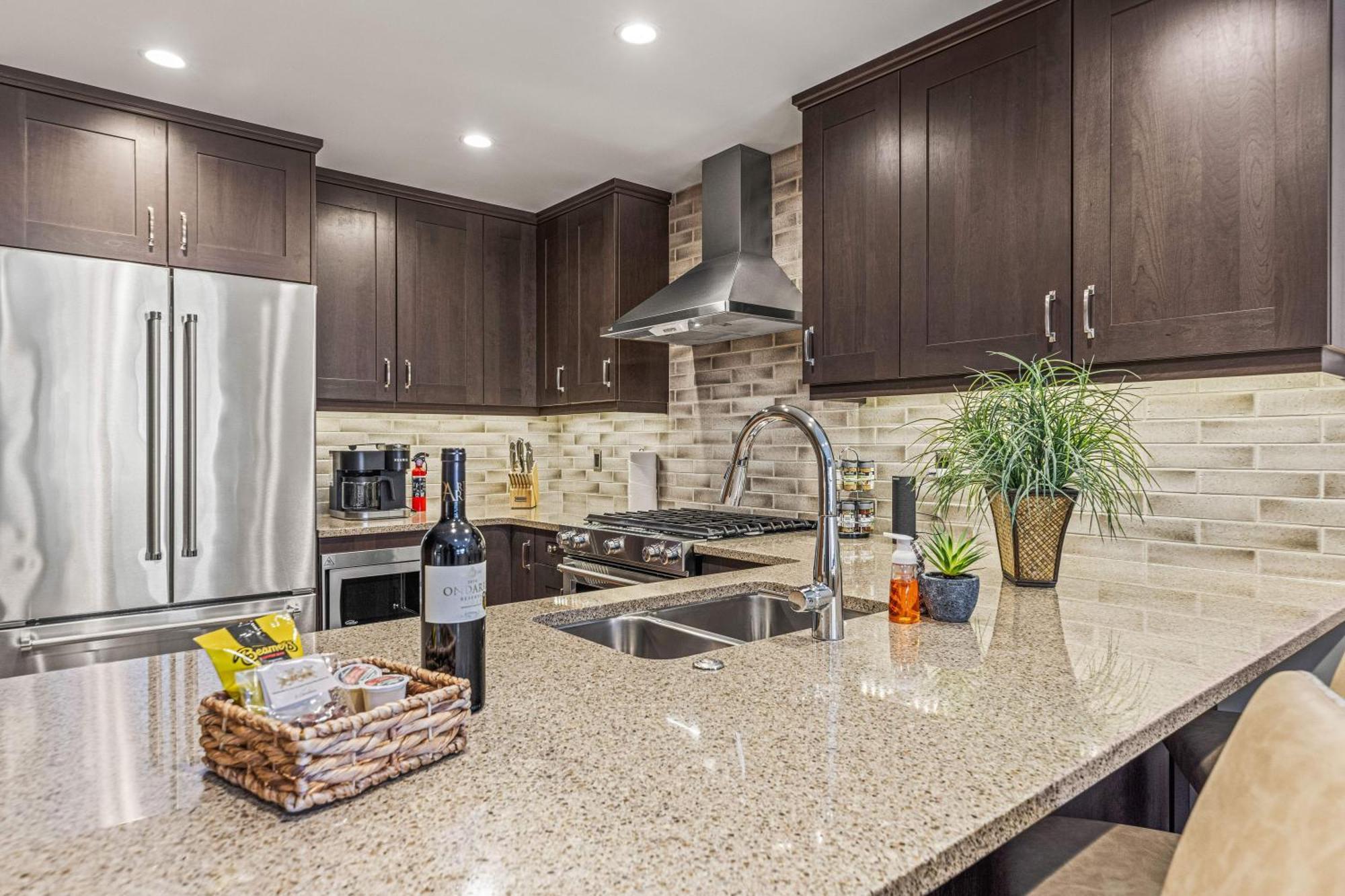 Spring Creek Luxury King One Bedroom At White Spruce Lodge Canmore Ngoại thất bức ảnh