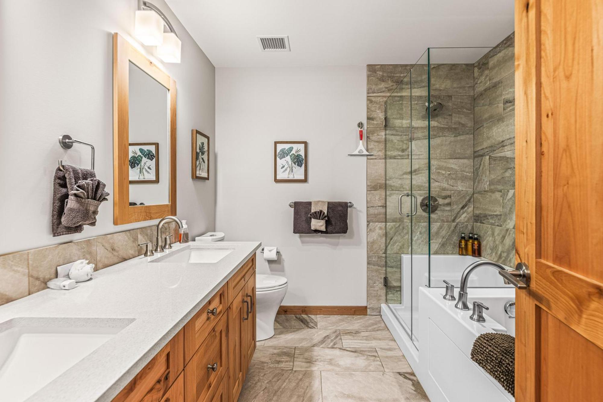 Spring Creek Luxury King One Bedroom At White Spruce Lodge Canmore Ngoại thất bức ảnh