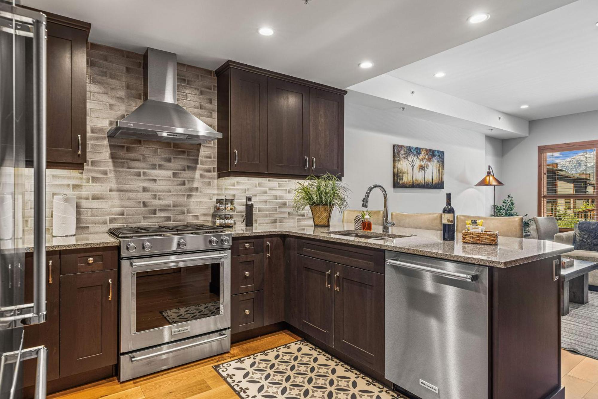 Spring Creek Luxury King One Bedroom At White Spruce Lodge Canmore Ngoại thất bức ảnh