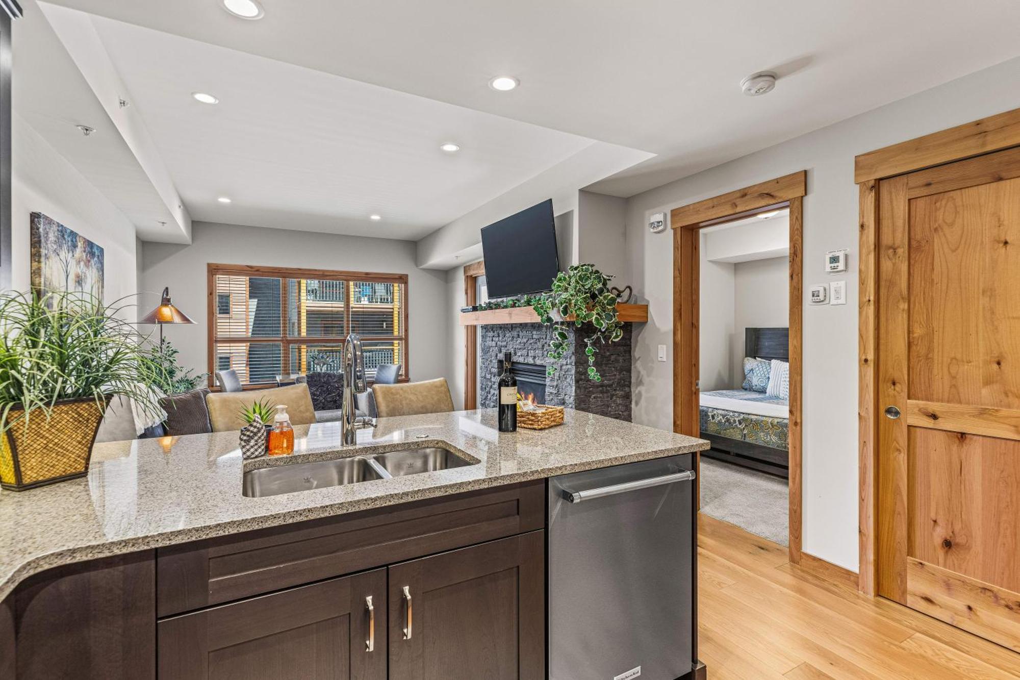 Spring Creek Luxury King One Bedroom At White Spruce Lodge Canmore Ngoại thất bức ảnh