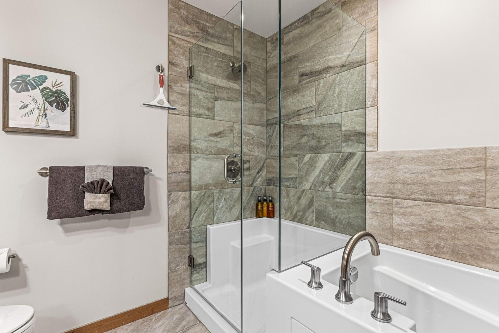 Spring Creek Luxury King One Bedroom At White Spruce Lodge Canmore Ngoại thất bức ảnh