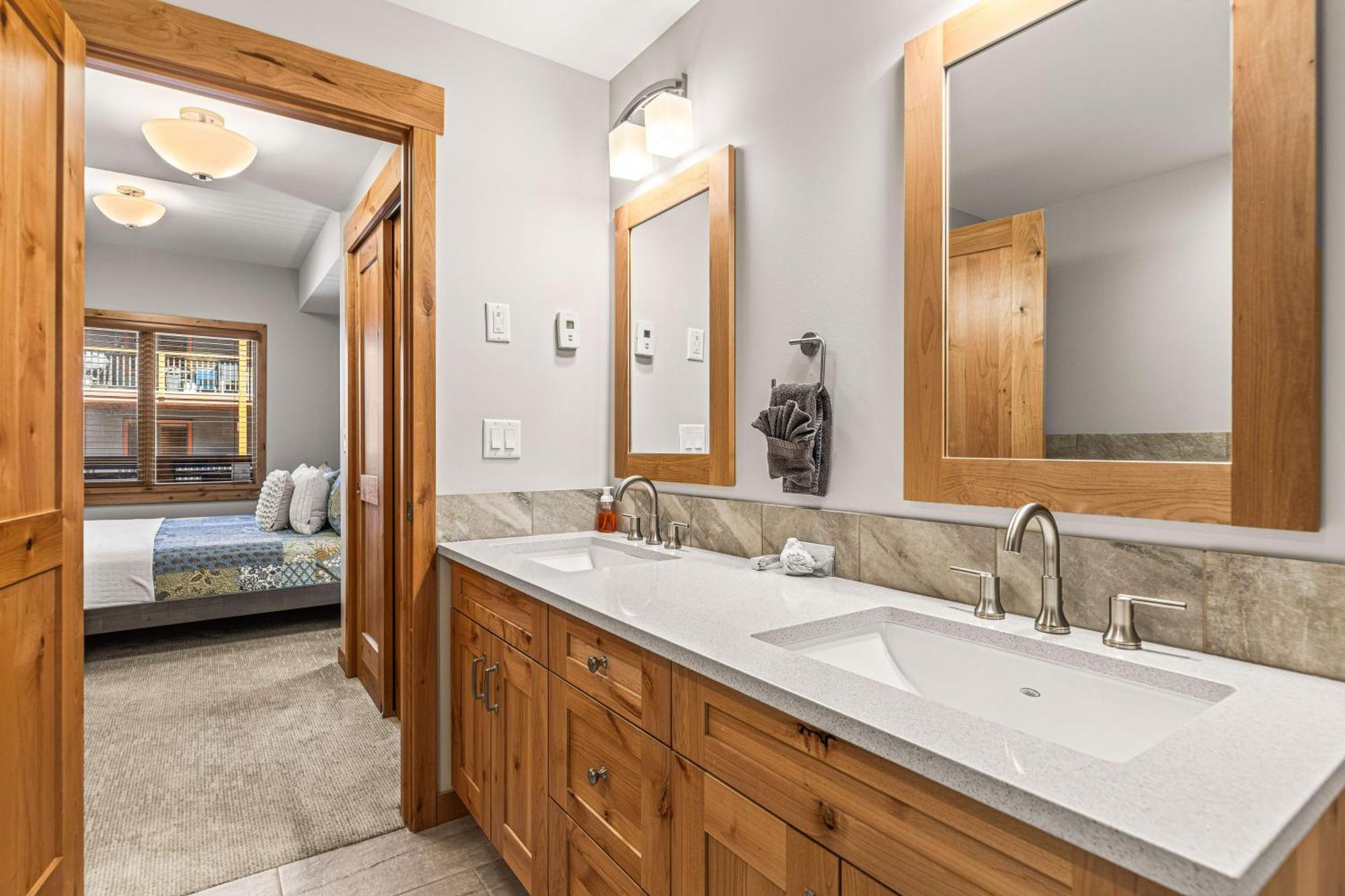 Spring Creek Luxury King One Bedroom At White Spruce Lodge Canmore Ngoại thất bức ảnh