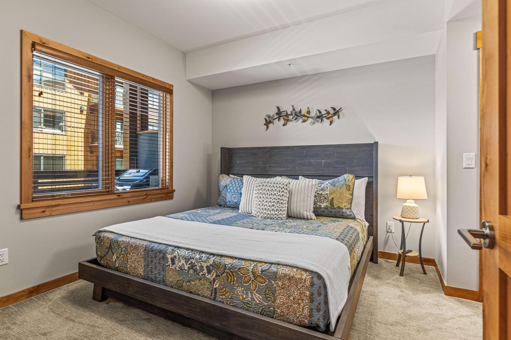 Spring Creek Luxury King One Bedroom At White Spruce Lodge Canmore Ngoại thất bức ảnh