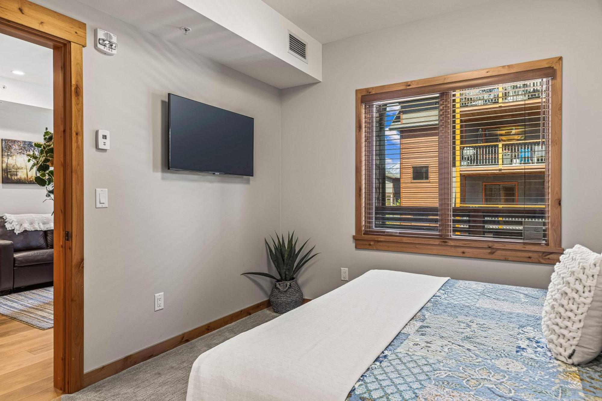 Spring Creek Luxury King One Bedroom At White Spruce Lodge Canmore Ngoại thất bức ảnh