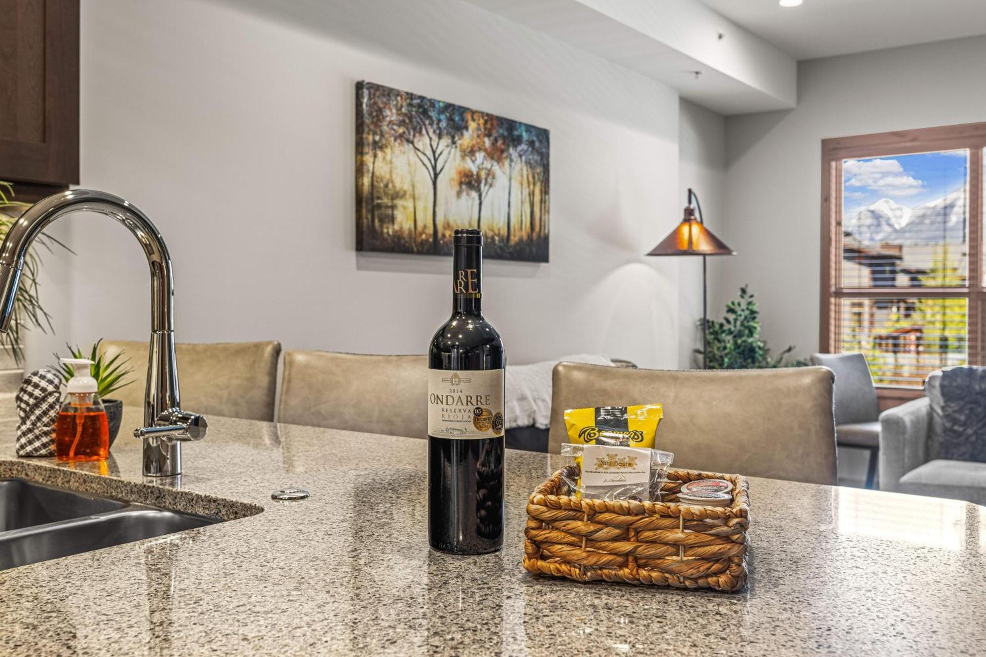 Spring Creek Luxury King One Bedroom At White Spruce Lodge Canmore Ngoại thất bức ảnh