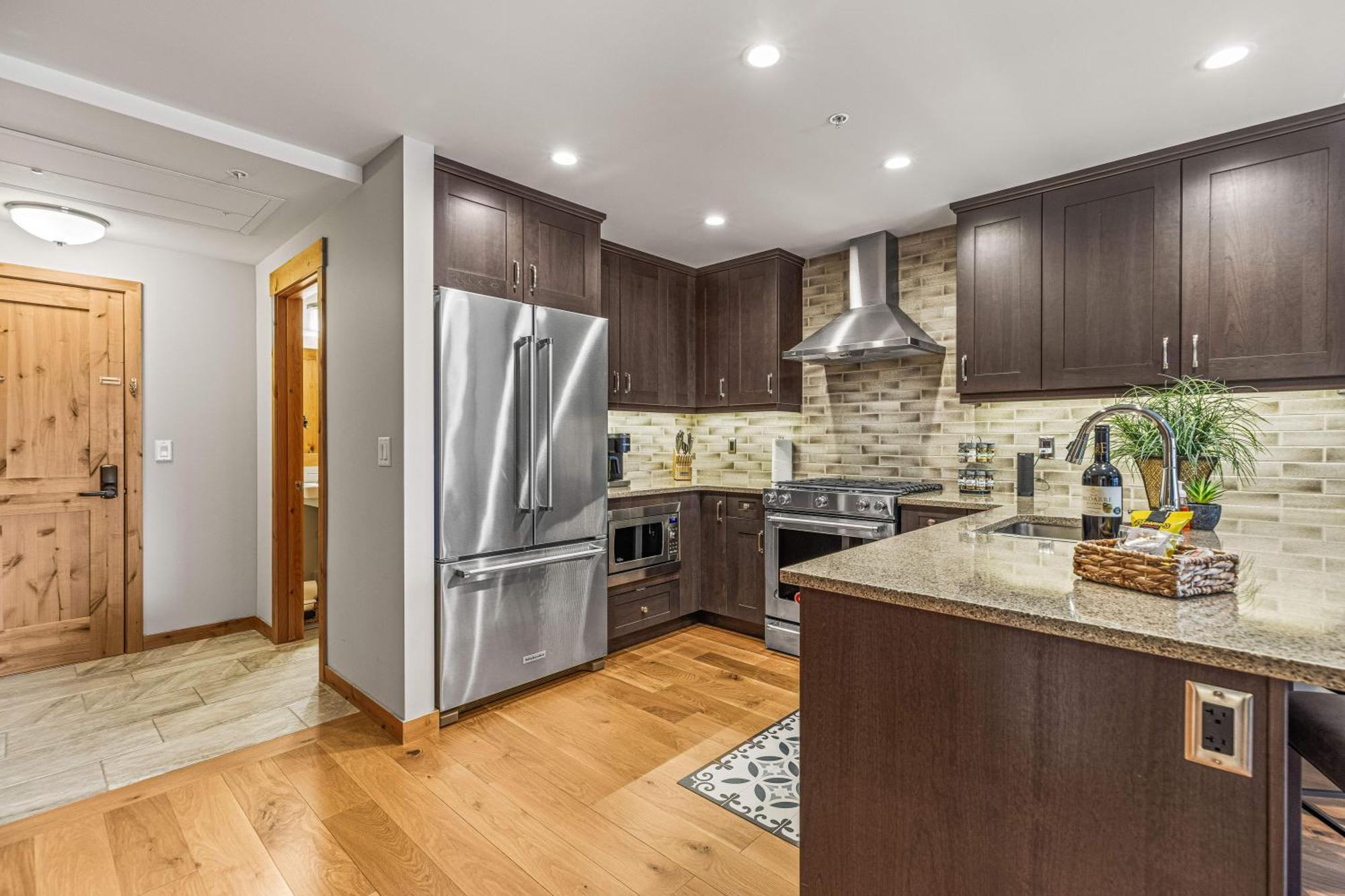 Spring Creek Luxury King One Bedroom At White Spruce Lodge Canmore Ngoại thất bức ảnh