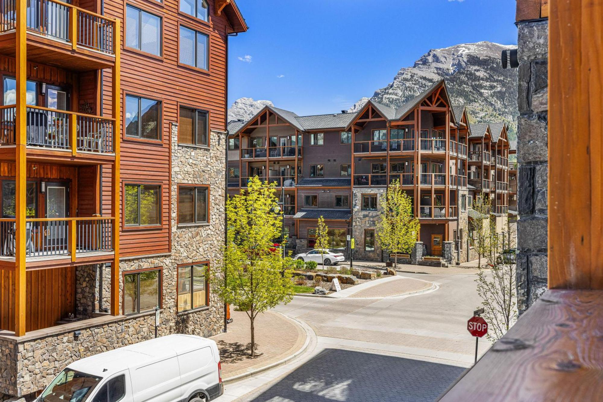 Spring Creek Luxury King One Bedroom At White Spruce Lodge Canmore Ngoại thất bức ảnh